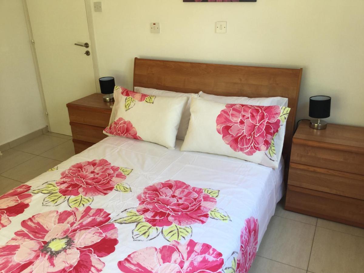 Poolside 2 Bedroom Apt, Paphos Riviera, Universal Area Екстер'єр фото