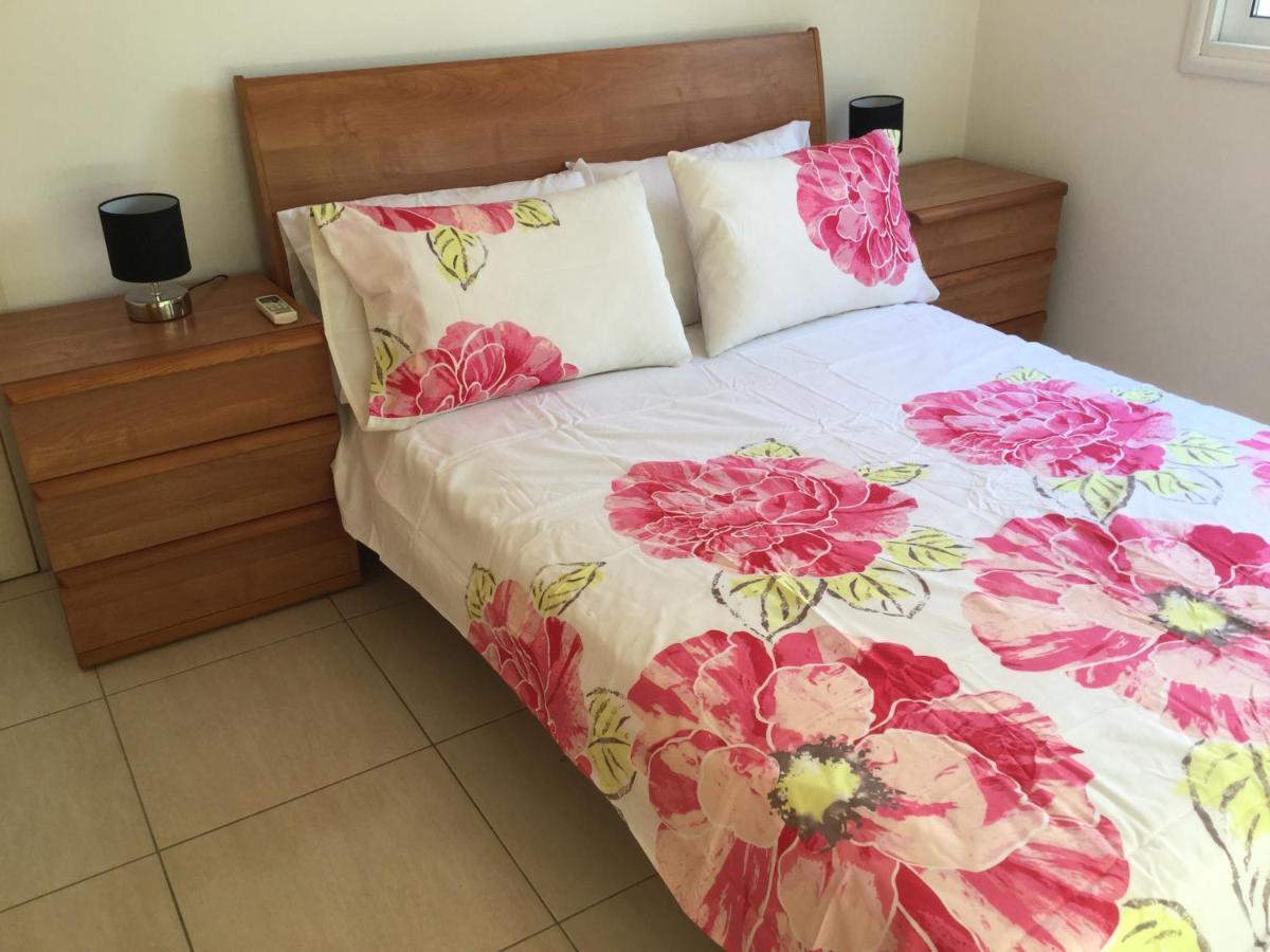 Poolside 2 Bedroom Apt, Paphos Riviera, Universal Area Екстер'єр фото
