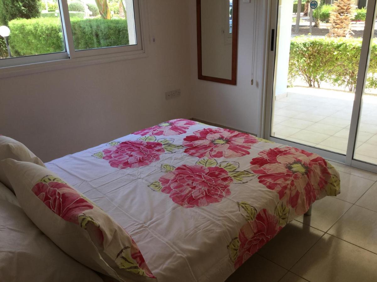 Poolside 2 Bedroom Apt, Paphos Riviera, Universal Area Екстер'єр фото