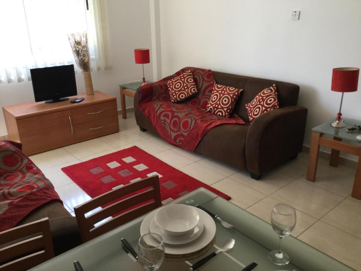 Poolside 2 Bedroom Apt, Paphos Riviera, Universal Area Екстер'єр фото