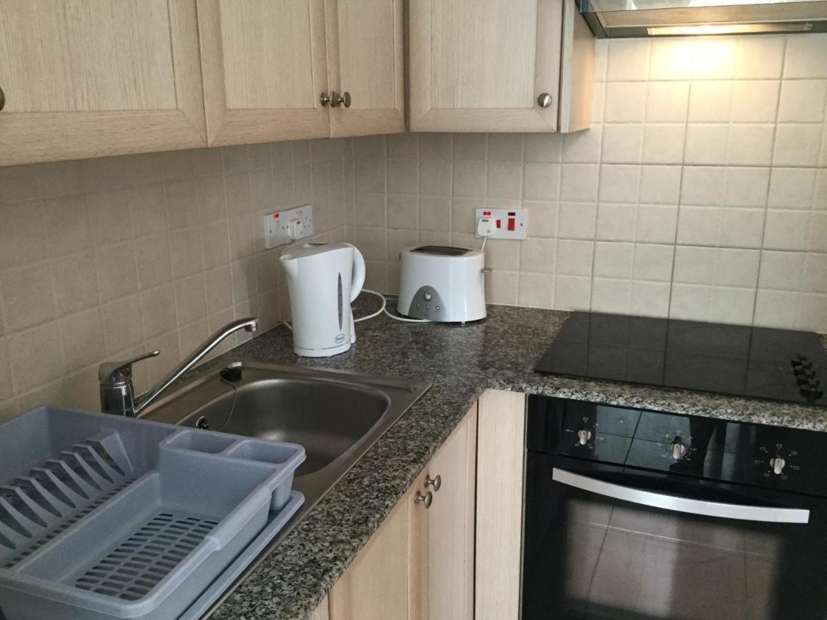 Poolside 2 Bedroom Apt, Paphos Riviera, Universal Area Екстер'єр фото