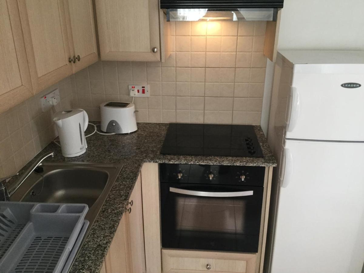 Poolside 2 Bedroom Apt, Paphos Riviera, Universal Area Екстер'єр фото