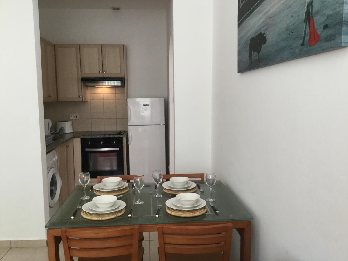 Poolside 2 Bedroom Apt, Paphos Riviera, Universal Area Екстер'єр фото