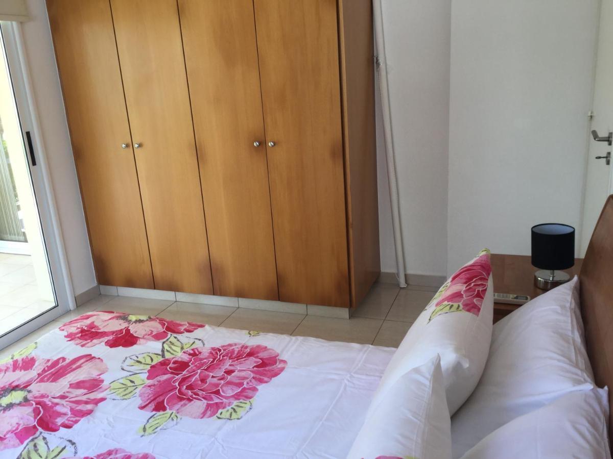 Poolside 2 Bedroom Apt, Paphos Riviera, Universal Area Екстер'єр фото