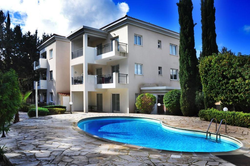Poolside 2 Bedroom Apt, Paphos Riviera, Universal Area Екстер'єр фото